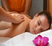 Batajnica - Relaks masaža, šta je to? Relaks masaža je upravo ono na šta njen naziv aludira. To je masaža koja se striktno koristi sa ciljem odmora i relaksacije.  Ova masaža nije dizajnirana da ima terapeutski efekat u smislu otkolanjanja hronicne boli i nelago